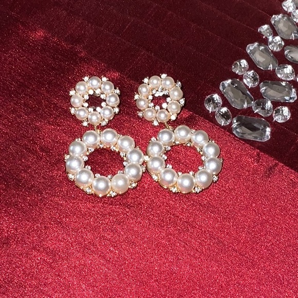 Jewelry - 🌟Free with purchase Beautiful Pearls & Rhinestones Earrings